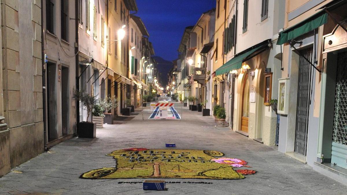 Le scatole delle offerte di fianco al tappeto degli Infioratori poco prima del furto