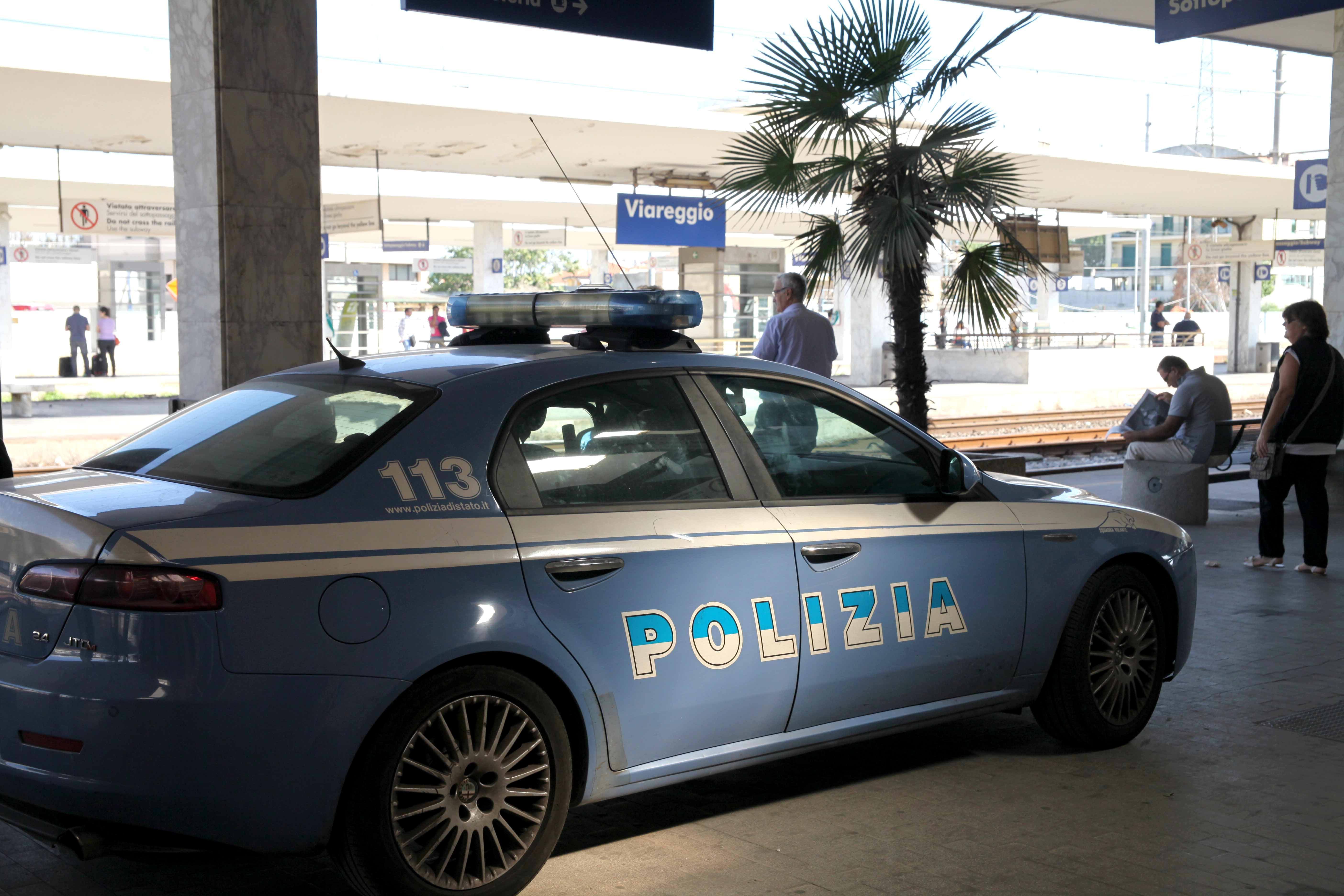 Una volante nella stazione ferroviaria di Viareggio