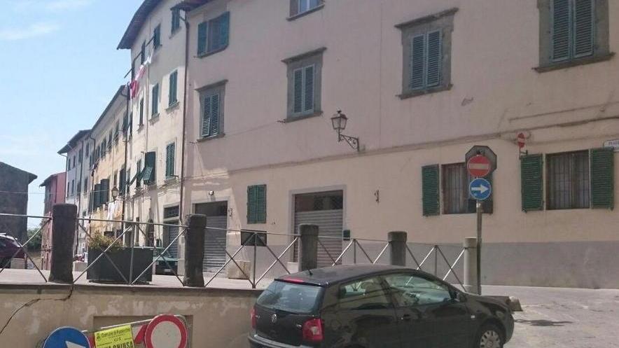Comparse crepe alla base di piazza Cavour