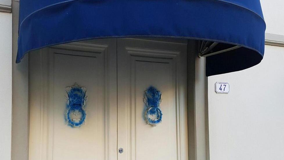 Vetrine imbrattate dai vandali