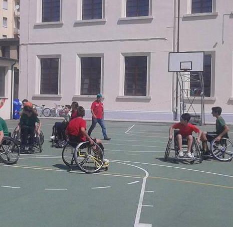 Basket in carrozzina per sensibilizzare gli studenti