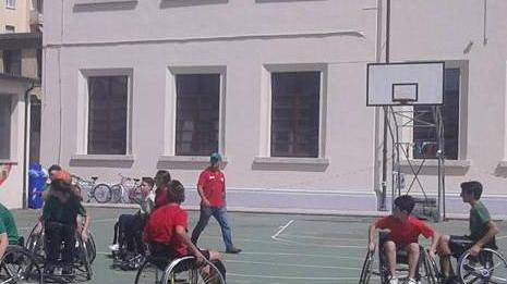 Basket in carrozzina per sensibilizzare gli studenti