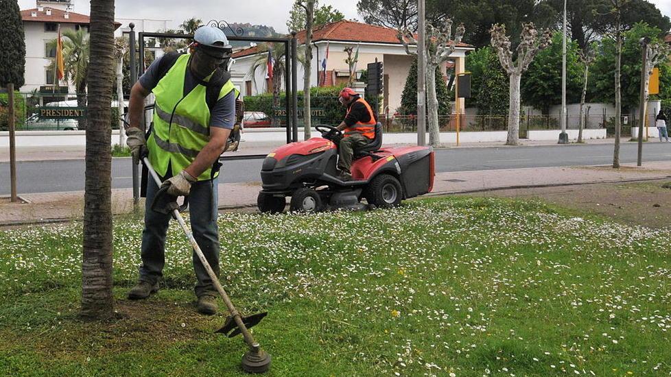 Comune, operaio anticipa i soldi per riparare un mezzo dell’ente