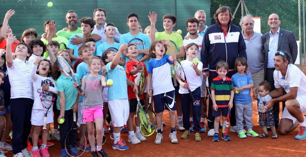 Adriano Panatta con i ragazzi durante la festa in suo onore
