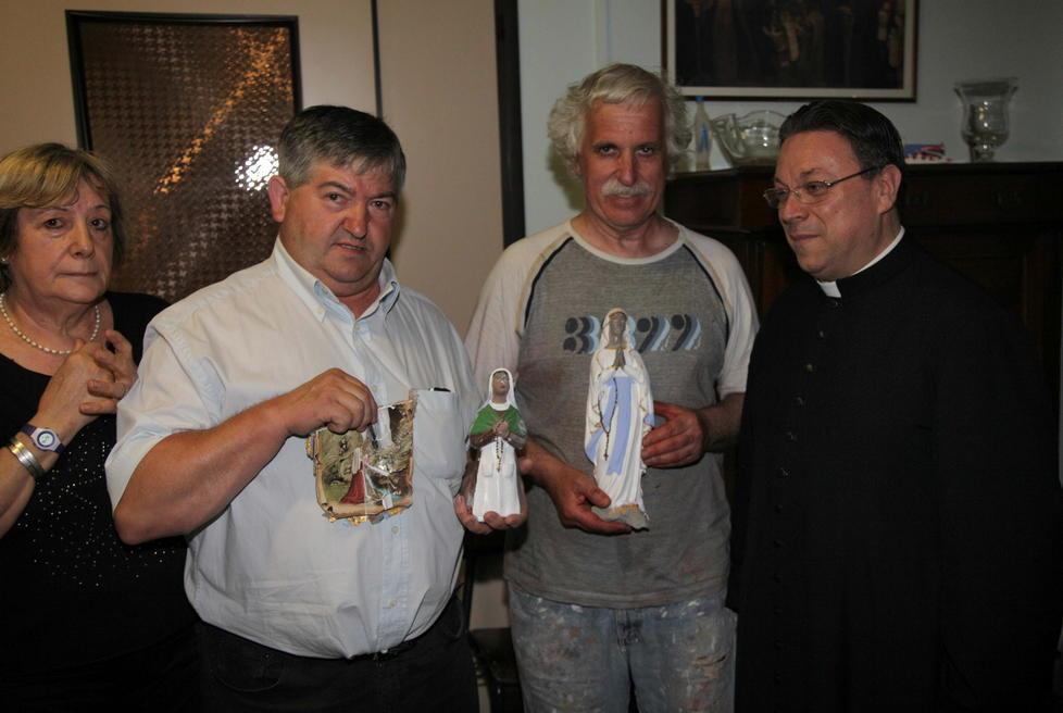 Don Luigi e i fedeli che hanno riparato la Madonnina (foto Ciurca/Paglianti)