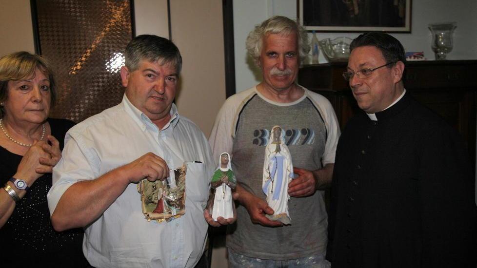 Don Luigi e i fedeli che hanno riparato la Madonnina (foto Ciurca/Paglianti)