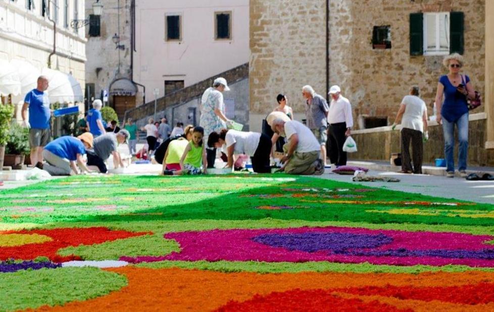 Torna l’infiorata, mille petali in centro 