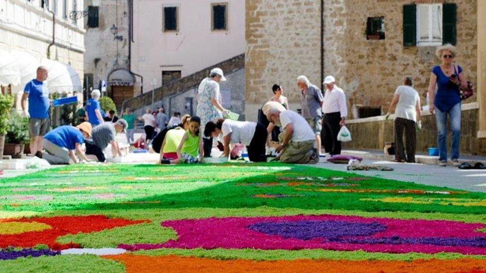 Torna l’infiorata, mille petali in centro