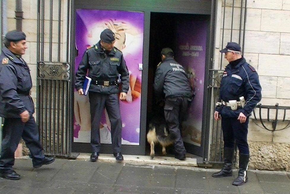Via Saffi, casa di appuntamenti Chiesto il processo per quattro