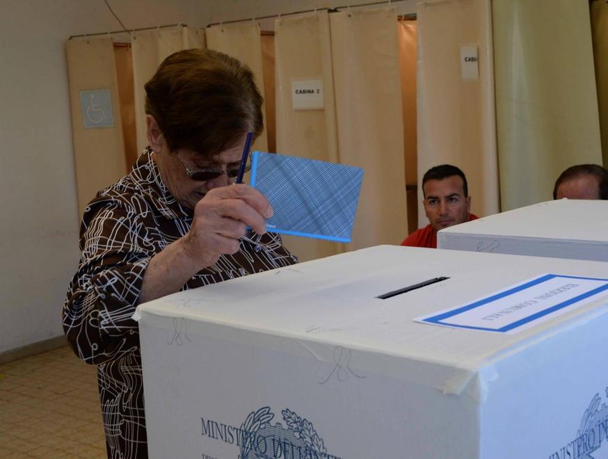 Si vota dalle 7 alle 23, poi subito lo spoglio delle schede