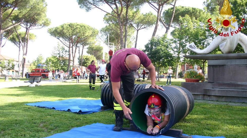 I bimbi delle scuole di Porcari “Pompieri per un giorno”