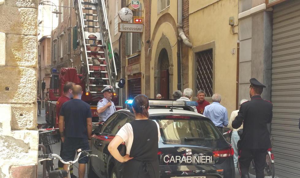 Si stacca una pietra dal tetto di un palazzo paura in via S. Giorgio 