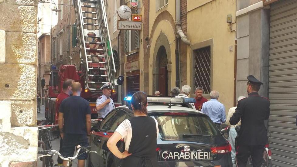 Si stacca una pietra dal tetto di un palazzo paura in via S. Giorgio