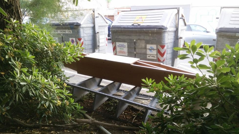 Discarica abusiva sul viale Italia 