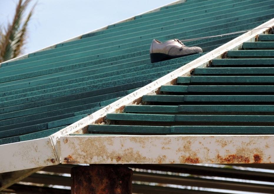 Lancio della scarpa sul tetto del gazebo 