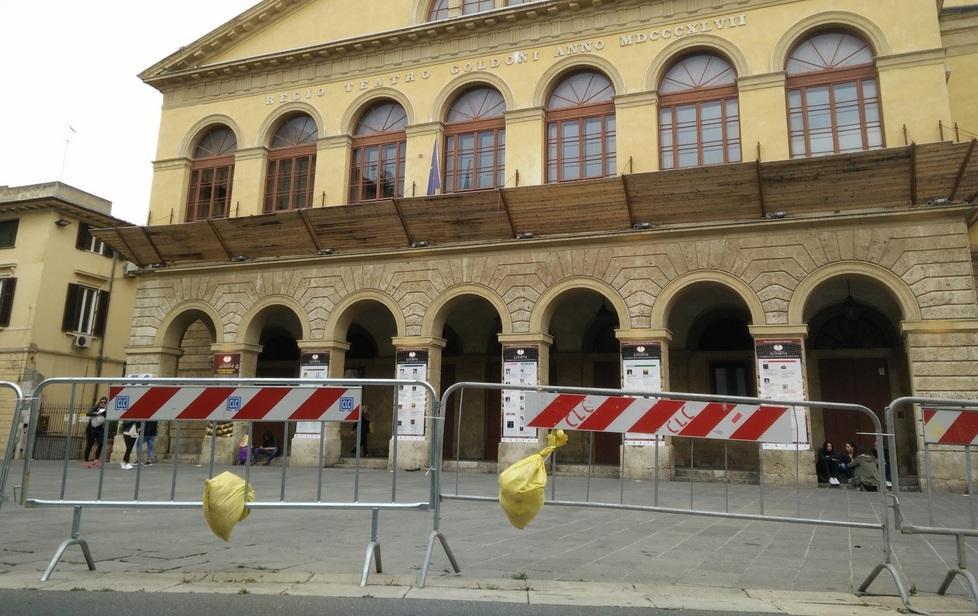 Buche e transenne, il set del Goldoni peggiora ancora 