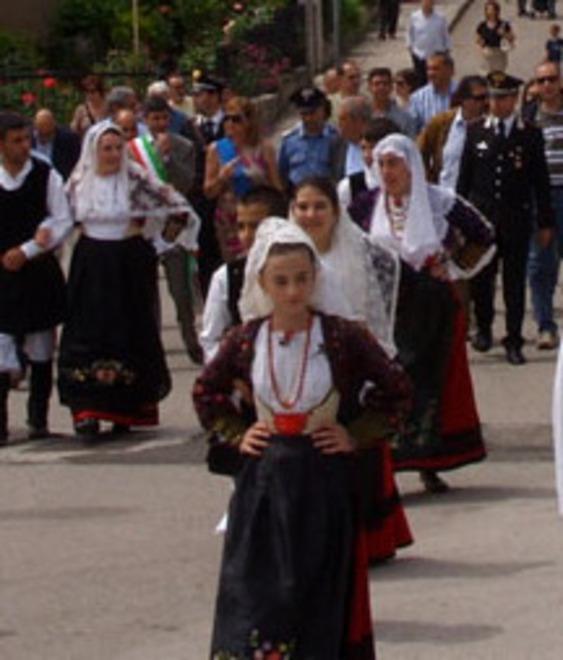 Sfilata, balli sardi ed escursioni a cavallo 