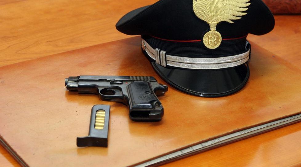 Litiga coi vicini e tira fuori la pistola, arma sequestrata alla guardia giurata