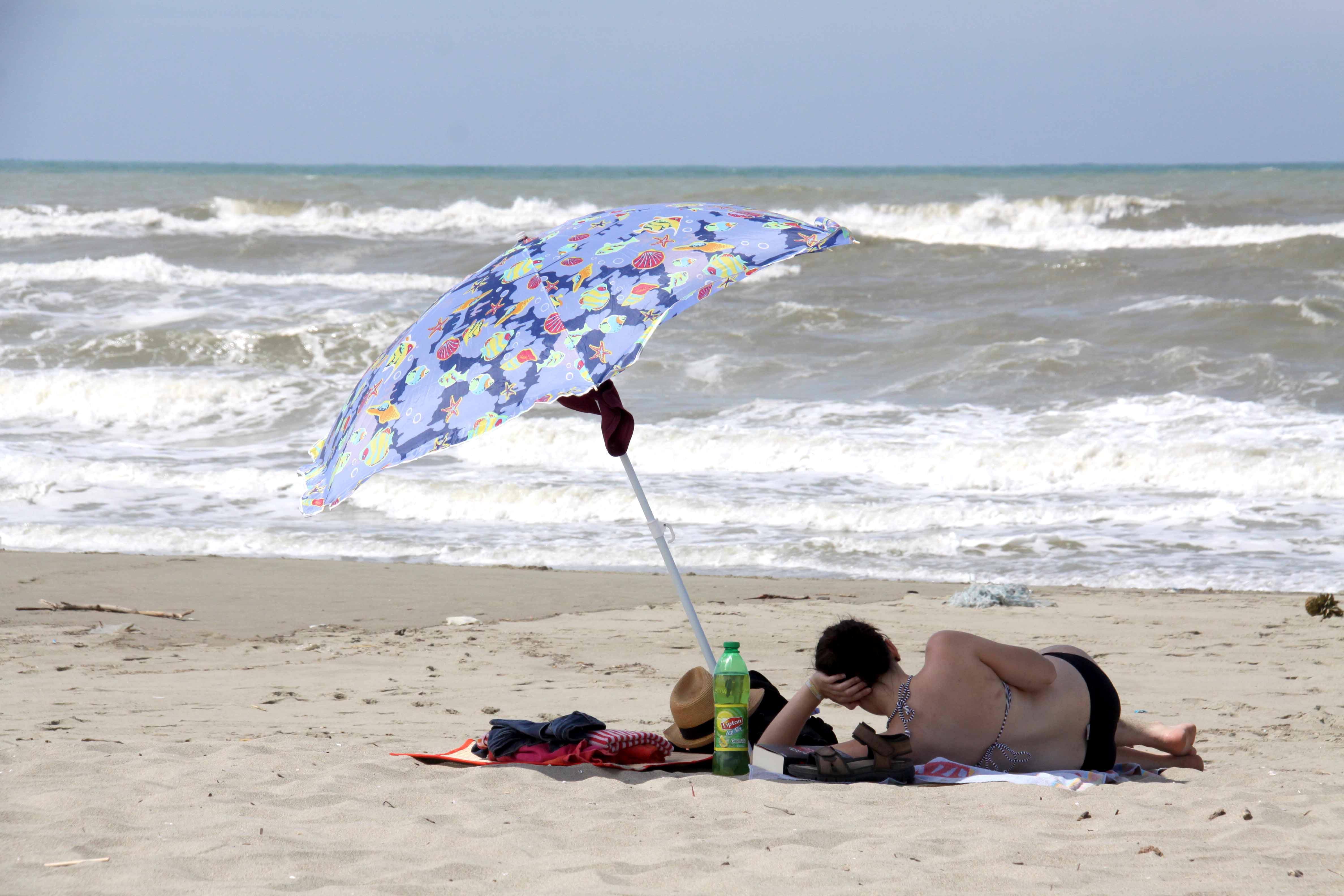 Turisti alla spiaggia della Lecciona, dove i naturisti vogliono organizzare il sit-in del 4 e 5 giugno  (foto d'archivio)