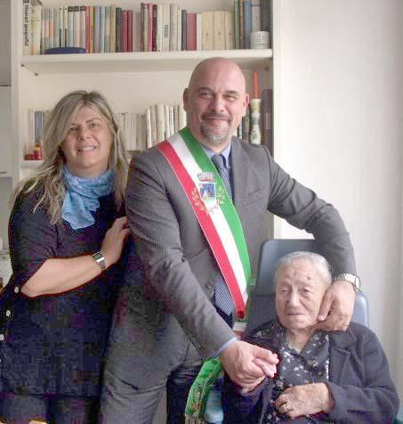 La signora Giuseppina Projetto con il sindaco Paolo Masetti e l'assessore Marinella Chiti