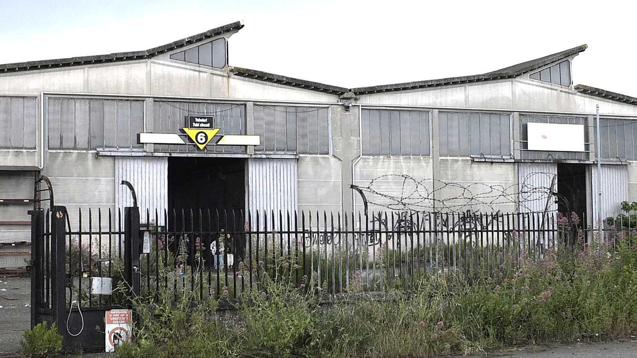 Il capannone ex Triglia dove era stato organizzato il rave party (foto Fabio Muzzi)