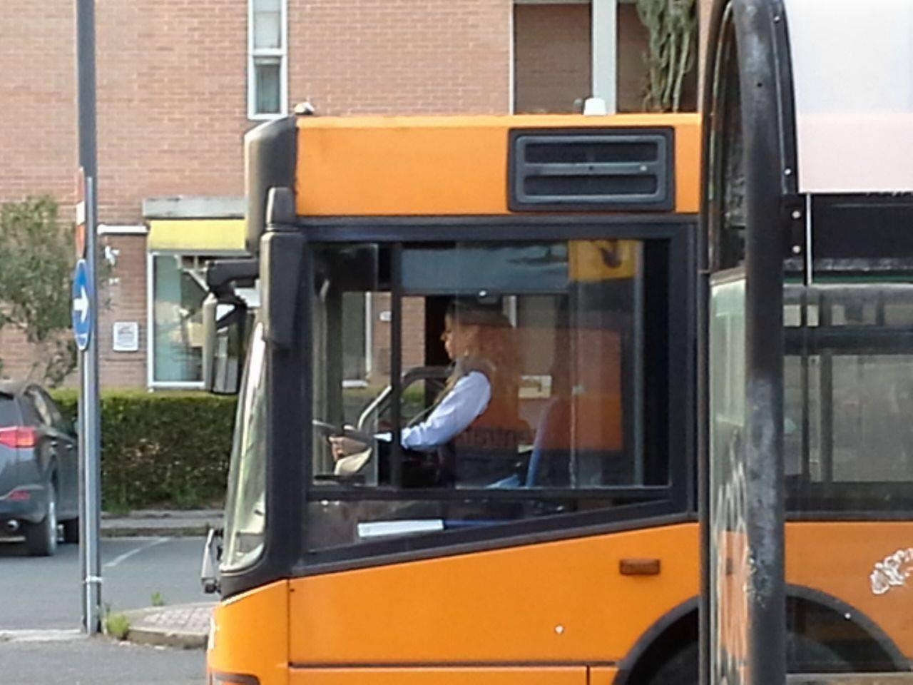 Laura Lupi alla guida di un bus della Ctt