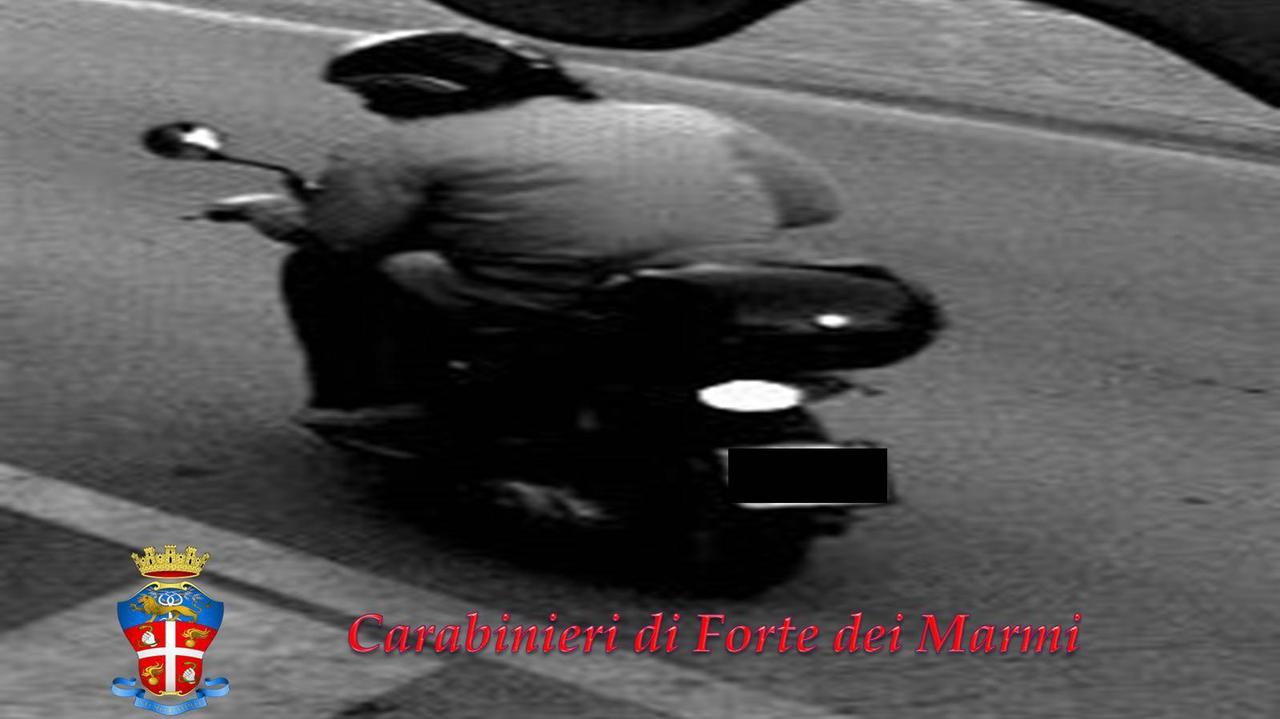 Il fermo immagine del presunto scippatore in azione arrestato dai carabinieri
