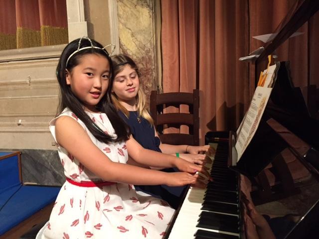 Due piccole pianiste del Convitto Cicognini
