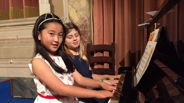 Due piccole pianiste del Convitto Cicognini