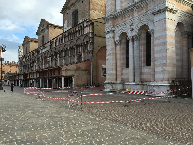 Il campanile del Duomo di Ferrara transennato