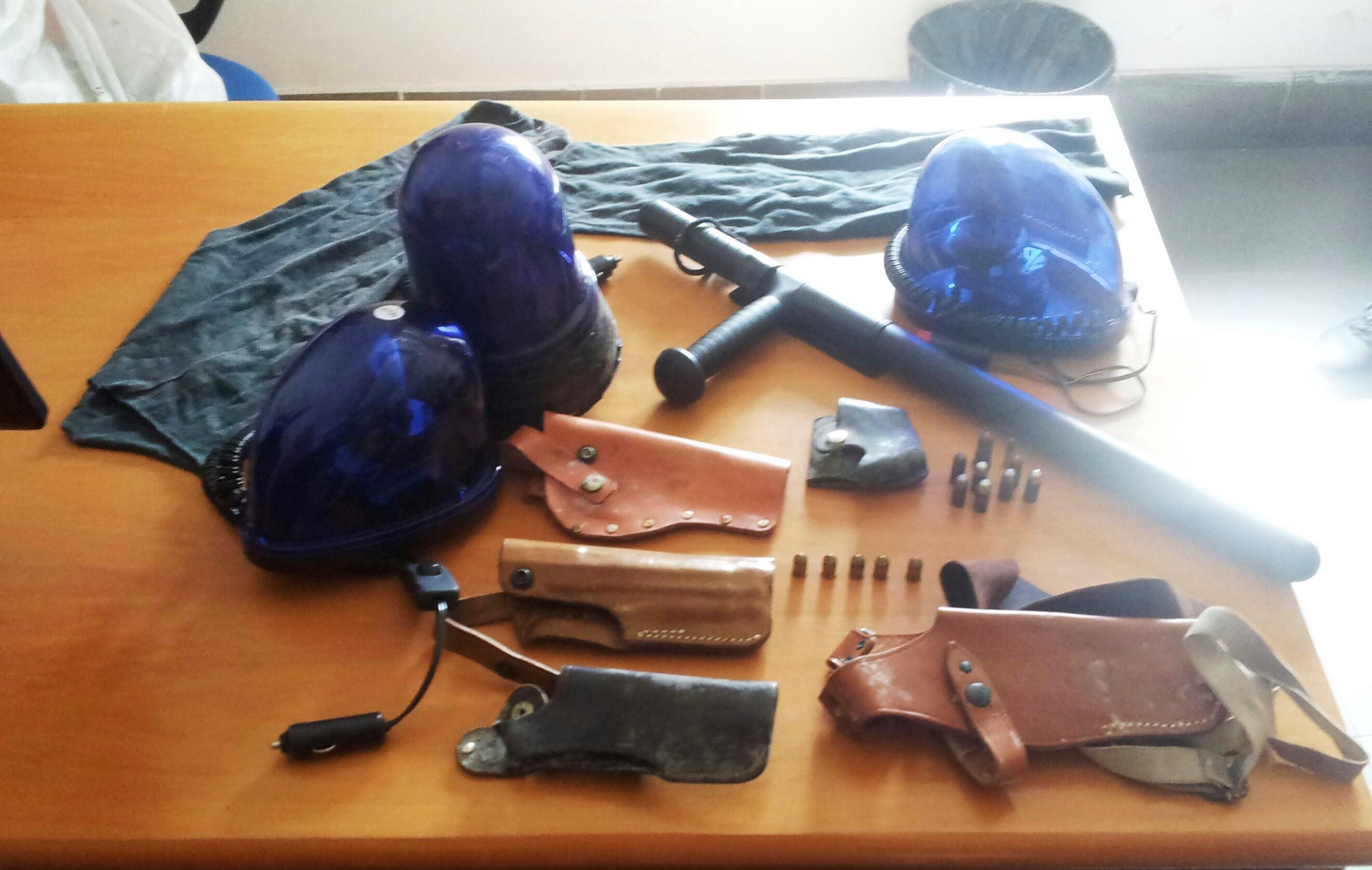 In casa pistole, sfollagente e una divisa da carabiniere: arrestato