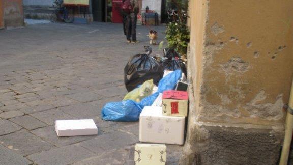 Rifiuti lasciati in strada per lo sciopero, fioccano le proteste