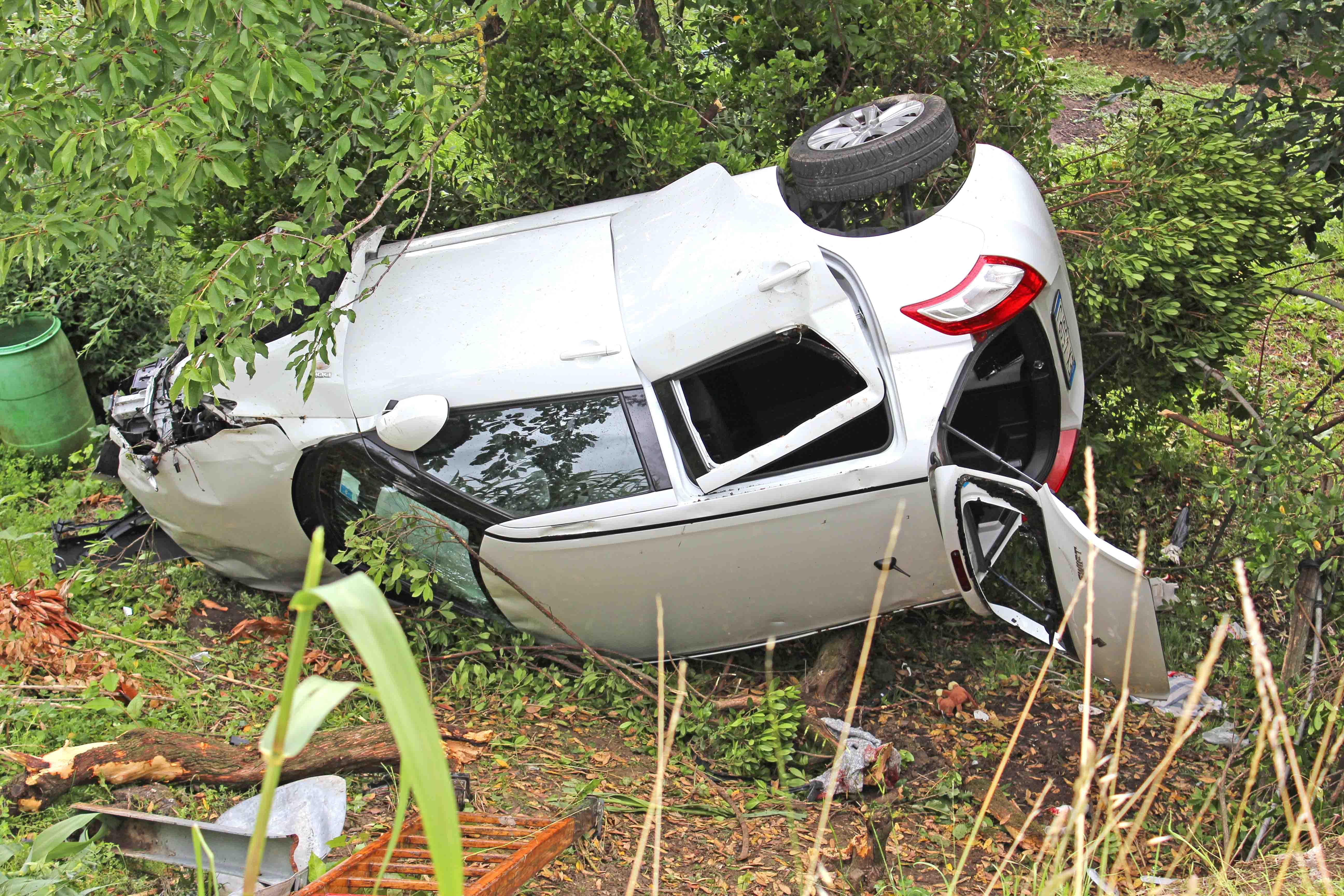 Auto finisce nella scarpata a Casalguidi, grave a 19 anni - Video 