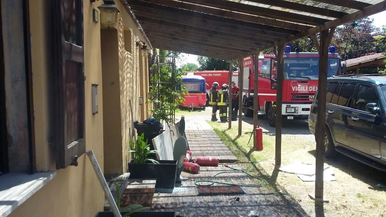 Incendio in un'abitazione, intossicati due ragazzi