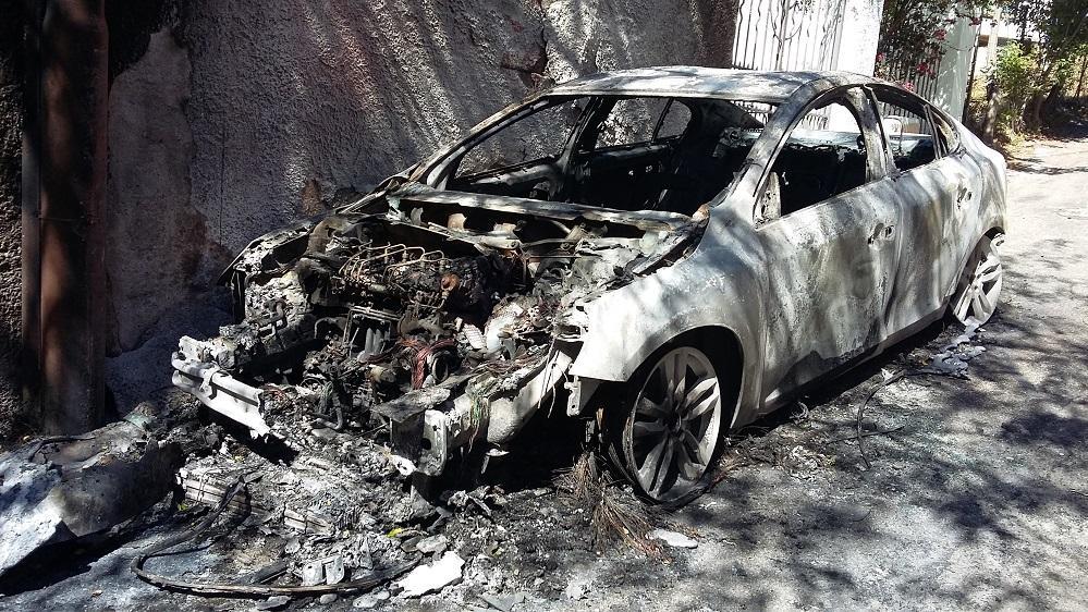 L'auto presa di mira dagli incendiari (foto Muggianu)