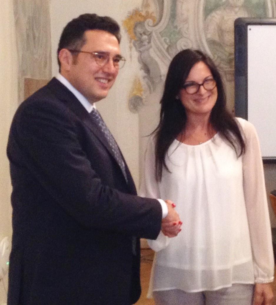 Stretta di mano tra il nuovo presidente di Sori Alessandro Michelozzi e l'assessore Monia Faltoni