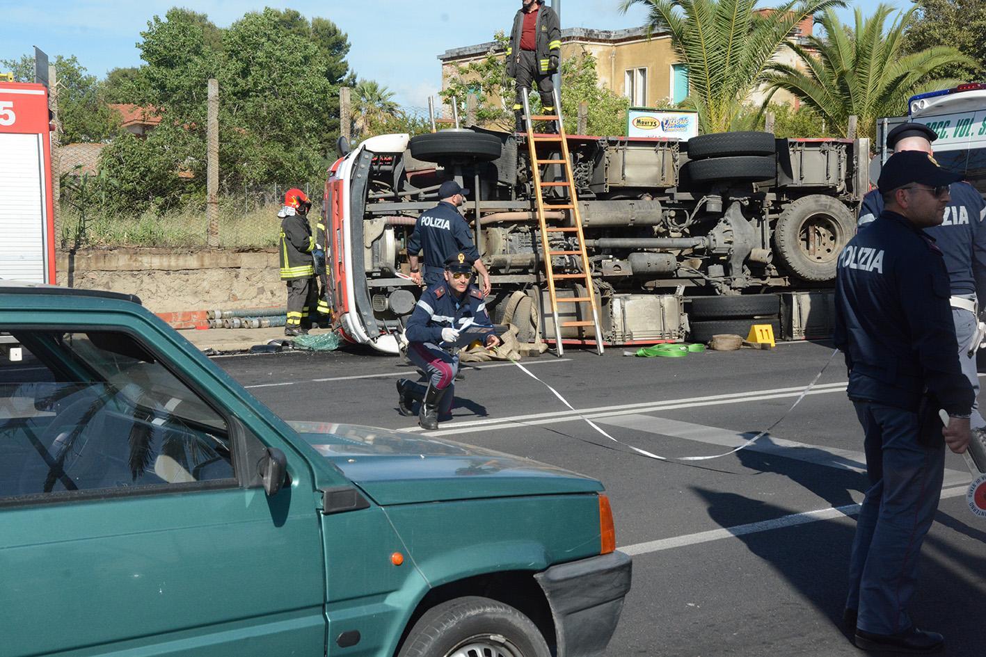 L'autobotte dei vigili del fuoco dopo il ribaltamento in via Cagliari (foto Francesco Pinna)