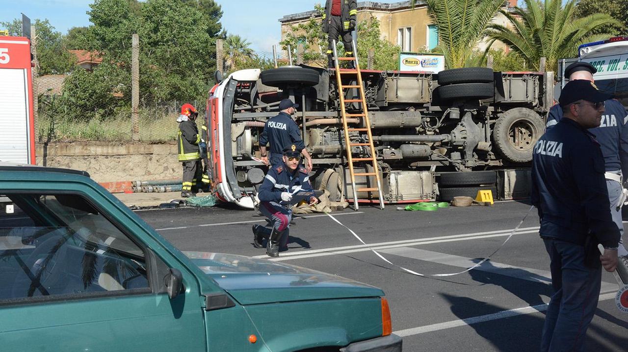 L'autobotte dei vigili del fuoco dopo il ribaltamento in via Cagliari (foto Francesco Pinna)