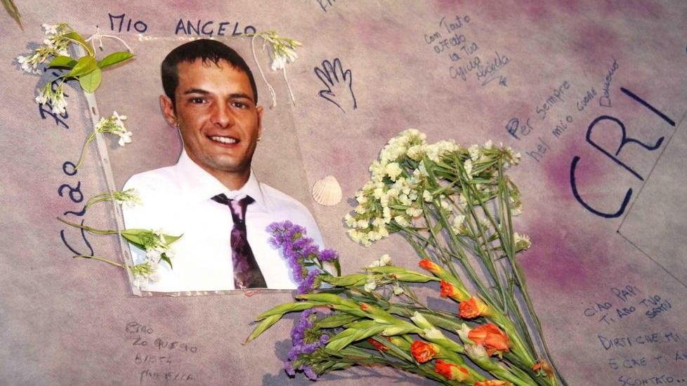 La foto di Cristiano Ratti con i fiori e le scritte degli amici
