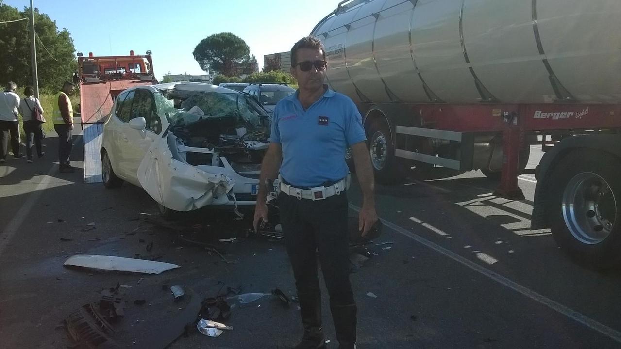 Auto tampona un camion ad Altopascio