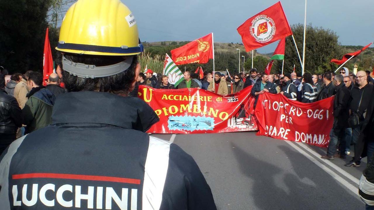 Una manifestazione di lavoratori delle fabbriche piombinesi (foto Paolo Barlettani)