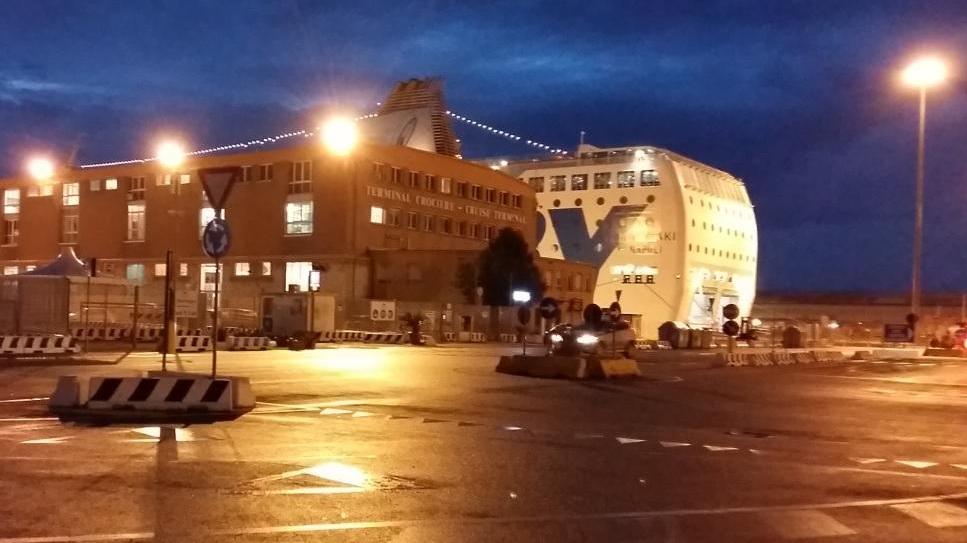 Traghetto Moby nel porto passeggeri (foto d'archivio)