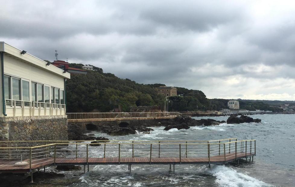 Un pontile sugli scogli di Punta Righini 