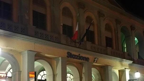 Aggredita davanti alla questura prosegue la caccia alle 2 ragazze