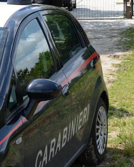 Ruba nel supermercato e scappa 