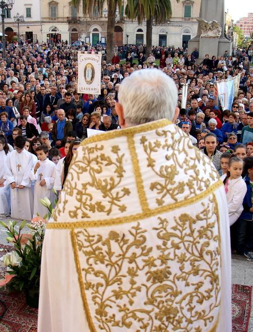 Folla e devozione alla processione del Corpus Domini 
