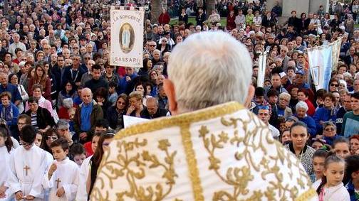 Folla e devozione alla processione del Corpus Domini 