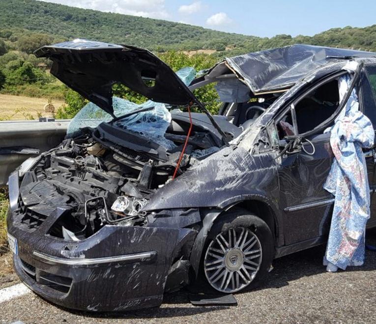 Paulilatino, coppia ferita nella vettura ribaltata 