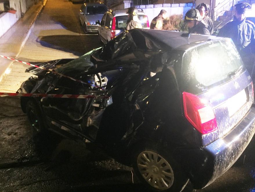 Auto fuori strada: tre giovani feriti