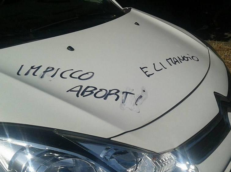 Scritte su auto e manifesti funebri 